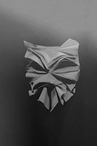 Een oranje masker ontworpen door Pentagram Design studio. Dit is er eentje uit een serie van zeven maskers die Charles Darwin's zeven universele emoties verbeelden. Ik heb de foto gemaakt tijdens de London Design Biennale in 2018. Pentagram mocht dat jaar het ontwerp van de biennale maken, waar de maskers onderdeel van waren.